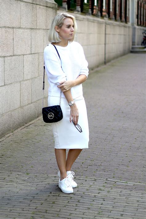 witte sneakers onder jurk.